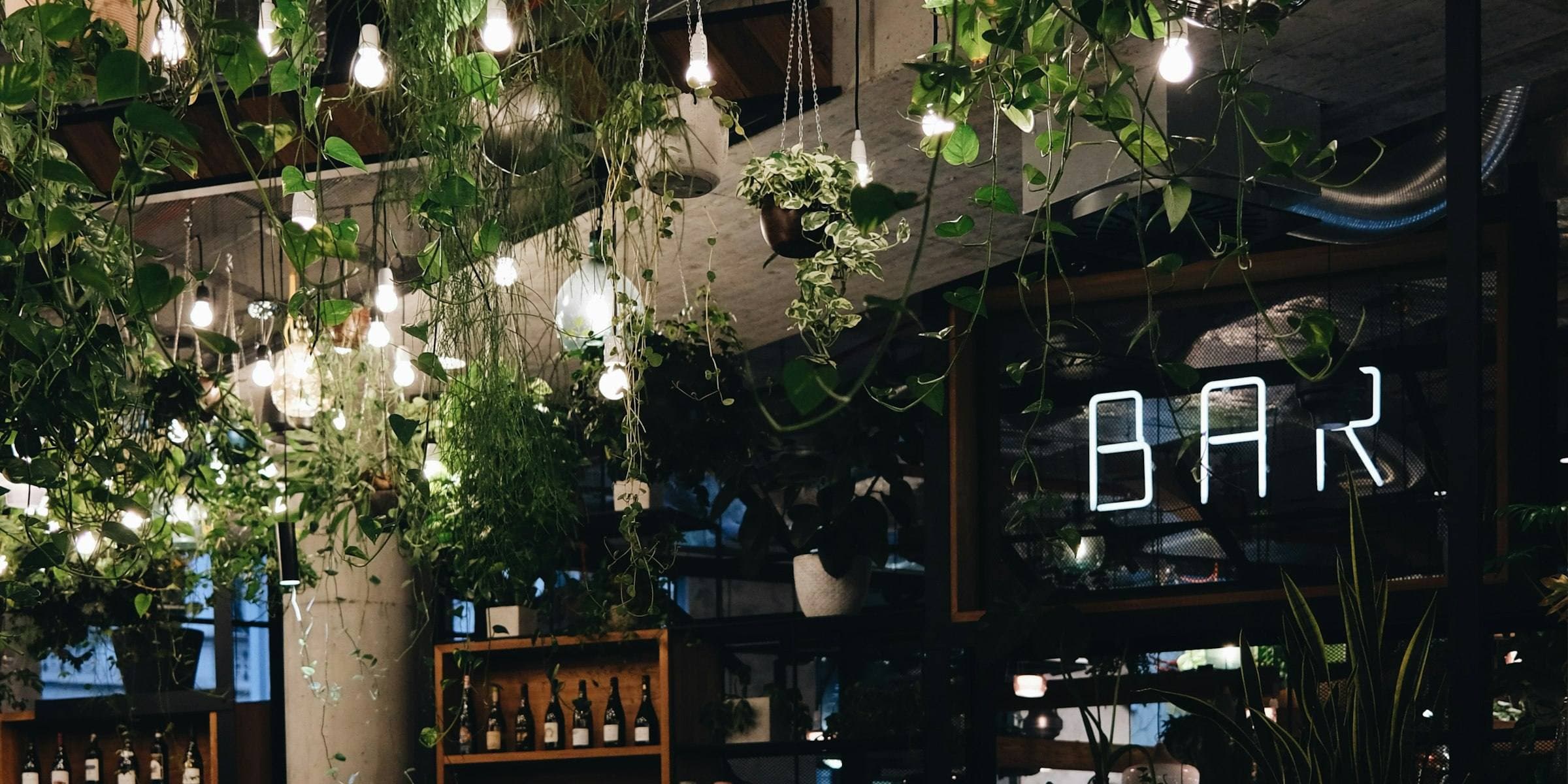 Abendlich beleuchteter Gastraum eines Restaurants mit gedeckten Tischen